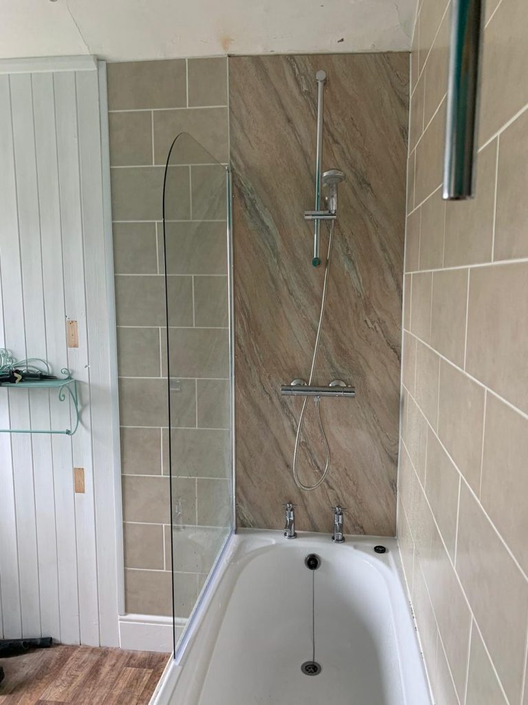 Bath with thermostatic shower and glass screen